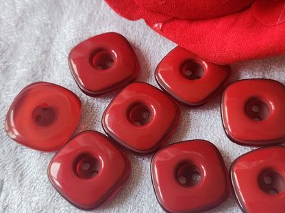 Lot 8 boutons vintage rouge effet carré à trous 1,7 cm ref 5578