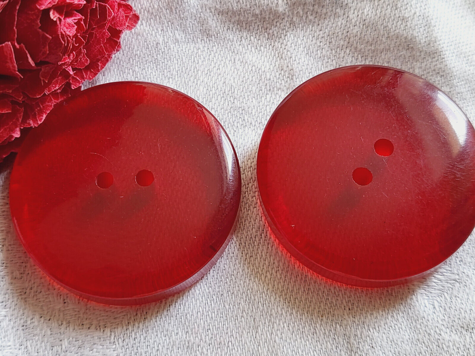 Duo gros boutons vintage anciens rouge transparent épais 3,5  cm ref 5845