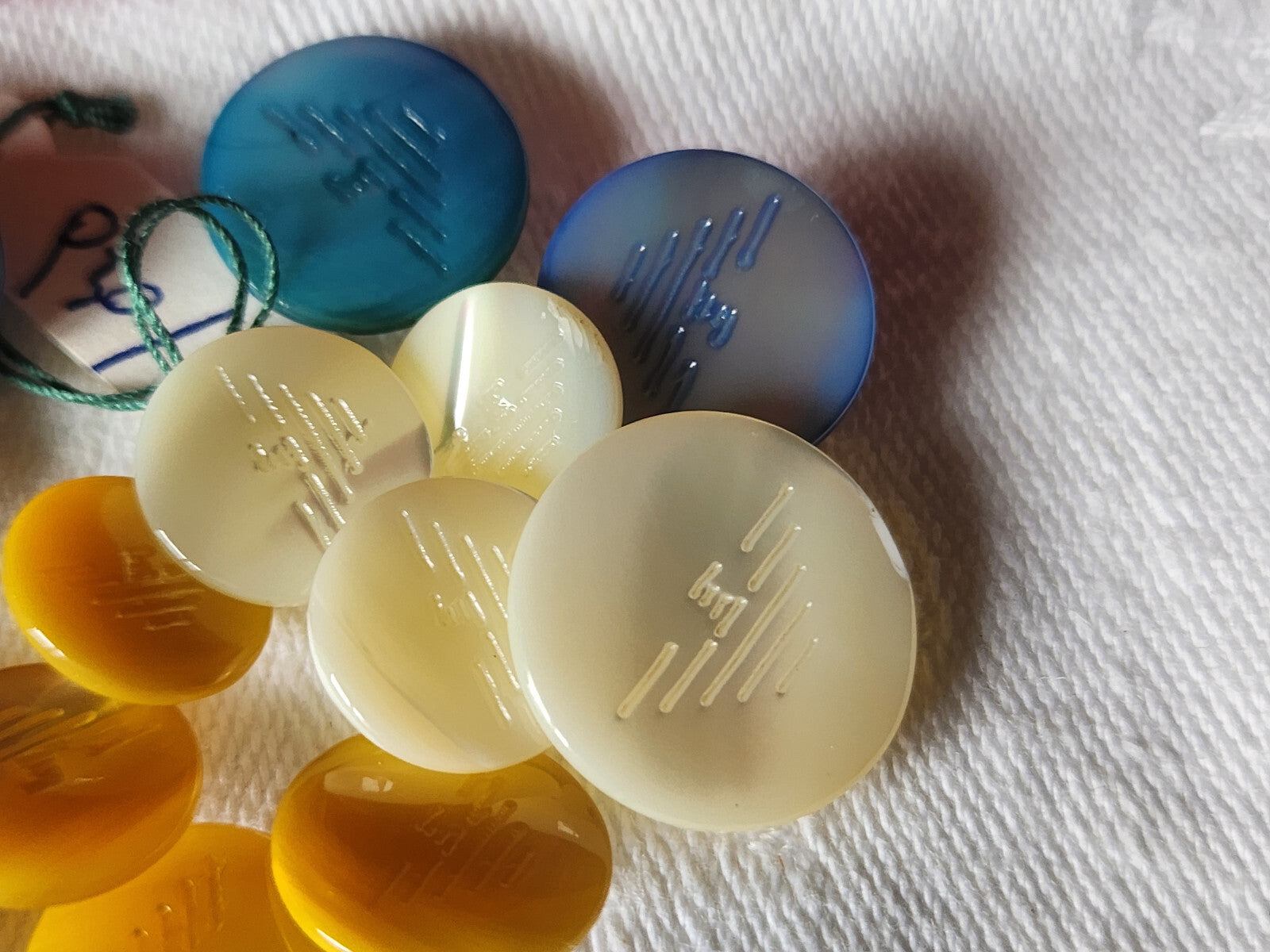 Lot 21  boutons vintage en nacre panaché  armani empario  1,1 cm à 1,8 ref 1597