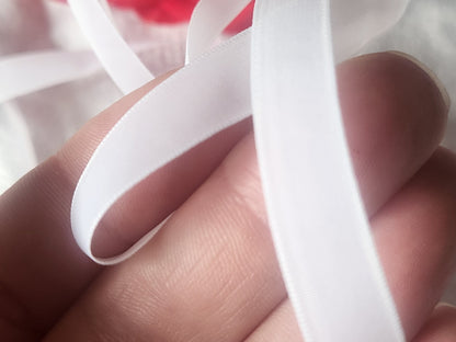 Ruban fin ancien nylon blanc 10 mètres sur 1 cm modiste mercerie B5 n°1