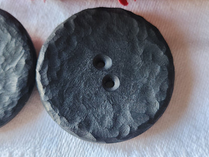 Duo gros boutons vintage noir mat effet martelé XXL 3,9 cm ref 5713
