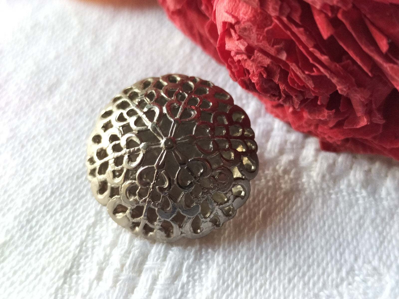 Bouton anciens en métal ajouré 2,1 cm dentelle argenté  vintage G4B