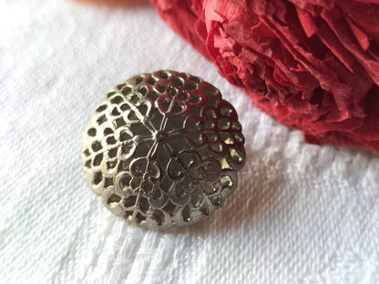 Bouton anciens en métal ajouré 2,1 cm dentelle argenté  vintage G4B