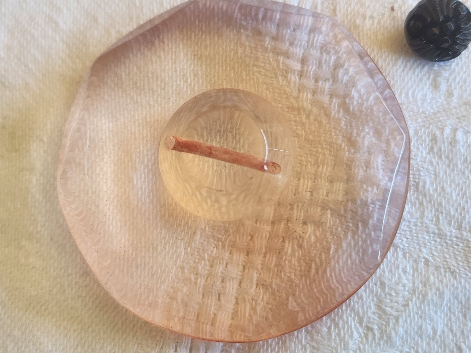 Enorme bouton vintage rose épais effet plexis pied veste  4,8 cm ref 2577