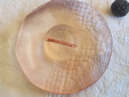 Enorme bouton vintage rose épais effet plexis pied veste  4,8 cm ref 2577