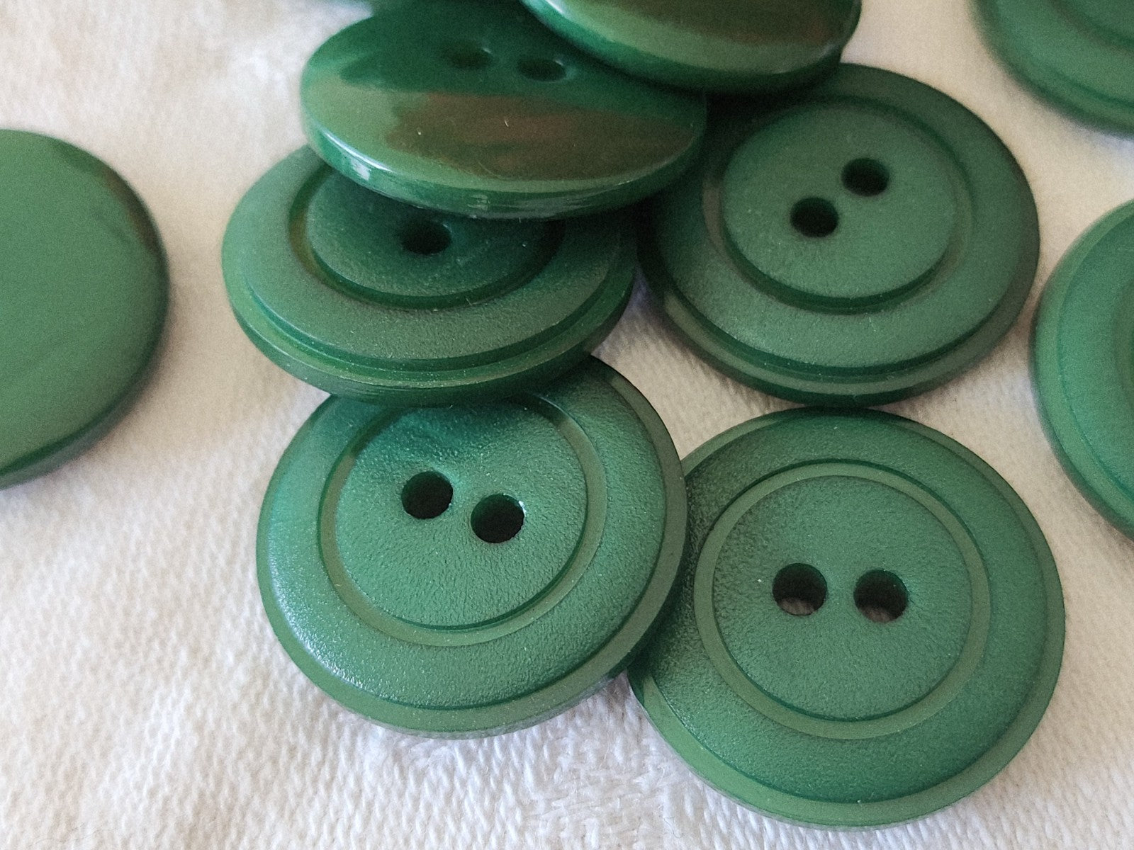 Lot 8 boutons vintage vert à trou travaillé 2,2 cm ref 3853