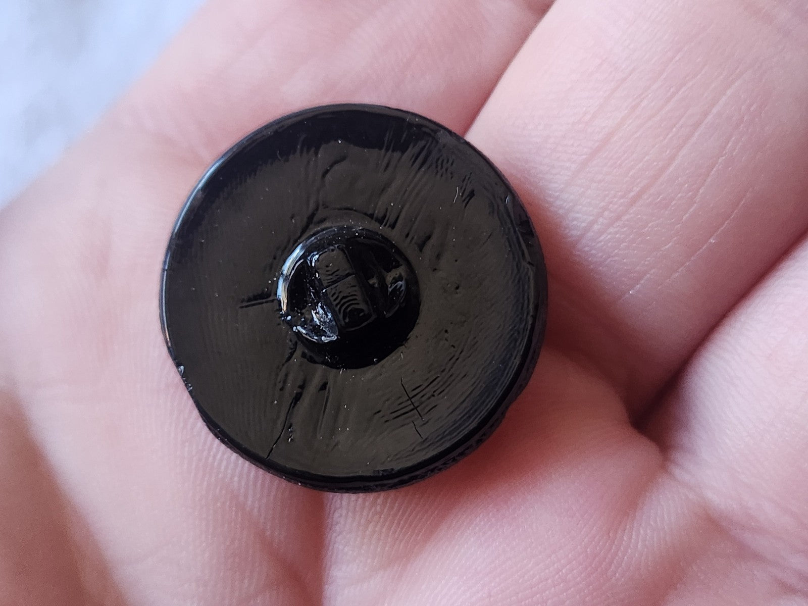 Bouton vintage en verre noir et doré à pied 2,2 cm ancien D2D