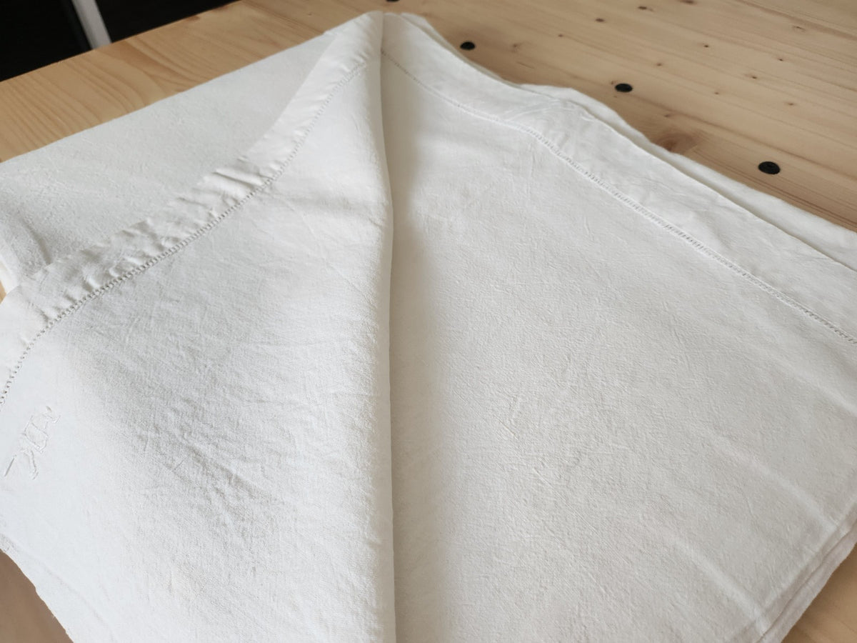 Ancien drap petit monogramme HK jour tiré B5