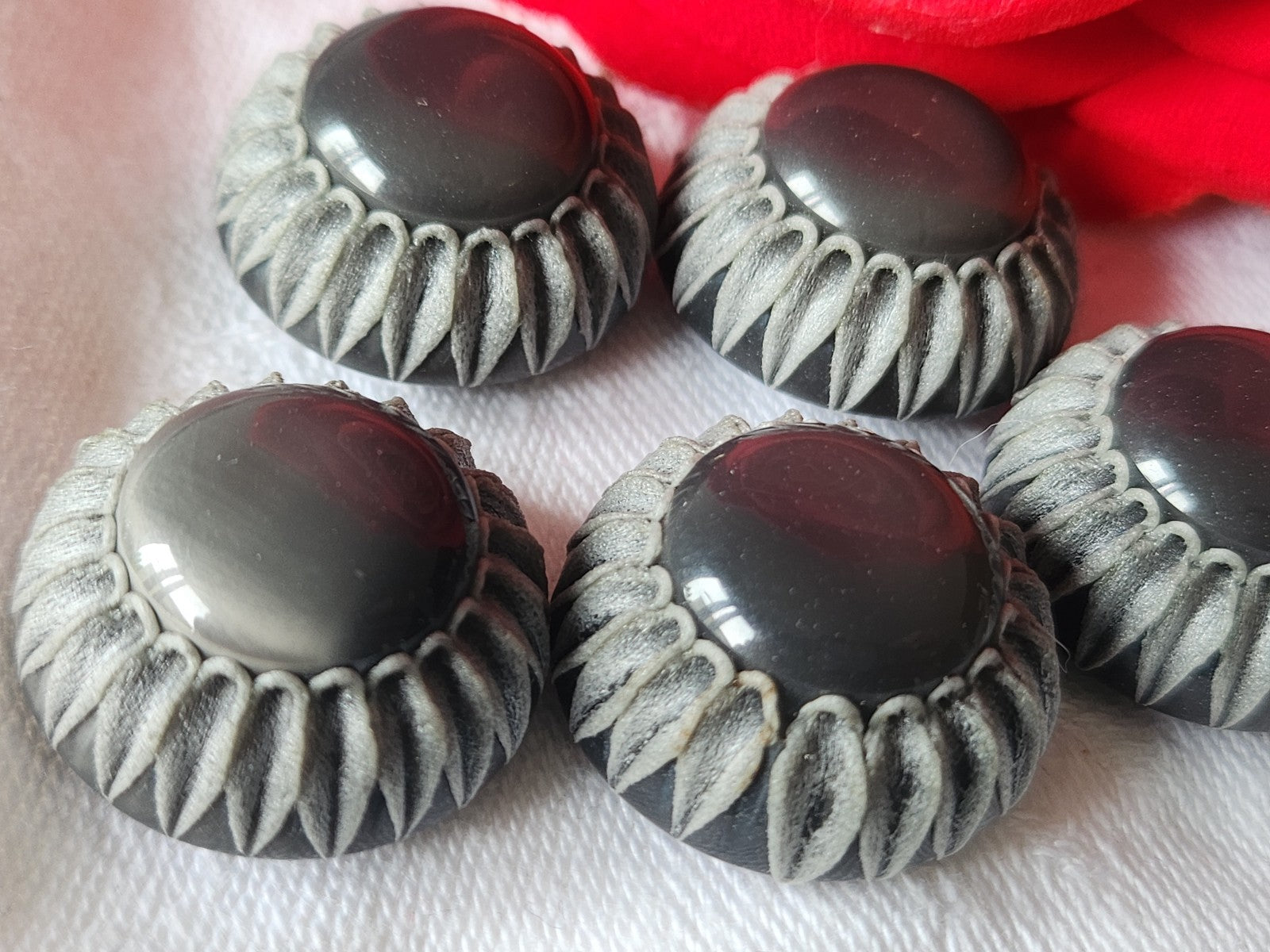 Lot 5 superbes boutons vintage à pied gris bord texturé 2,3 cm pied ref 3562