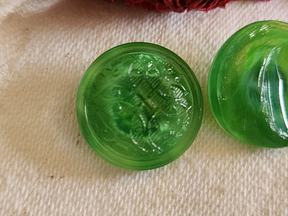 Duo boutons vintage en verre  laiteux vert travaillé 1,7 cm G7J