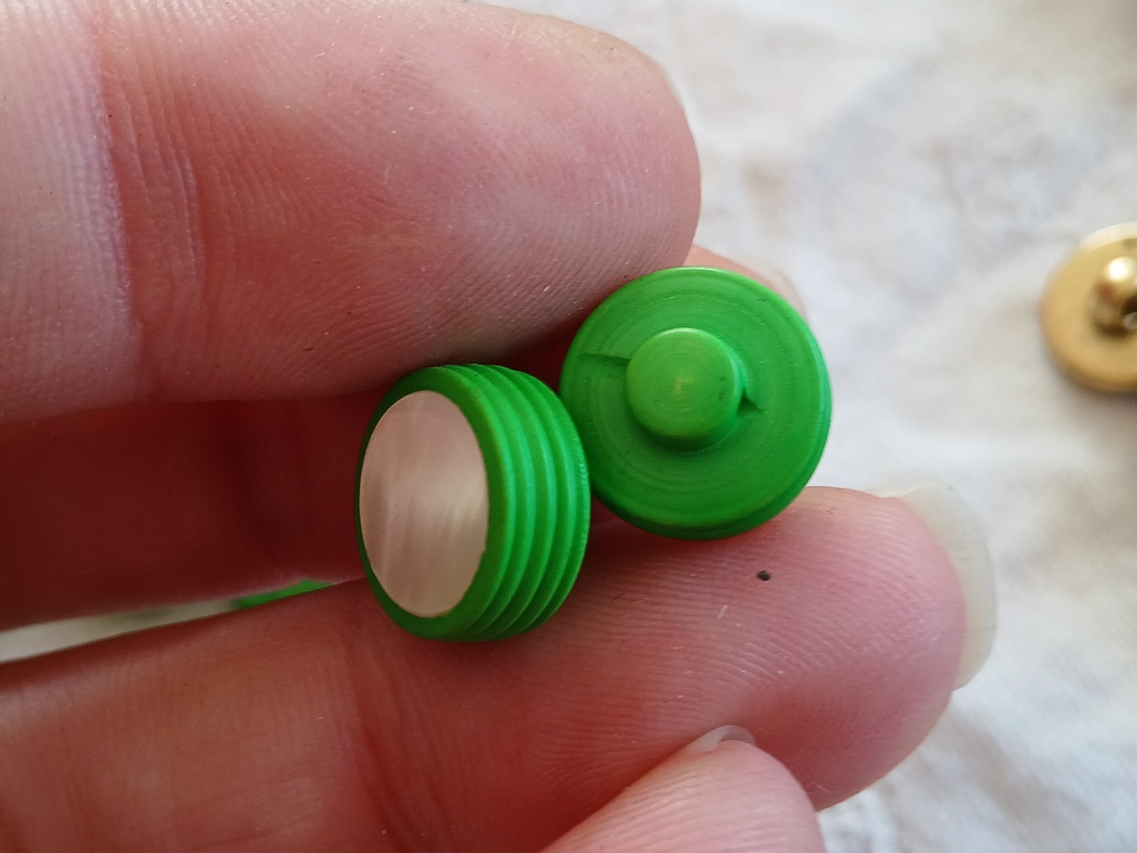 Lot 10 boutons anciens en nacre vert pied petits 1,2 cm  ref 6453