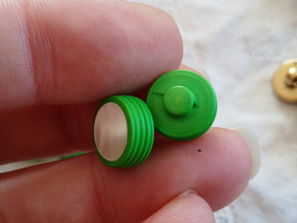 Lot 10 boutons anciens en nacre vert pied petits 1,2 cm  ref 6453