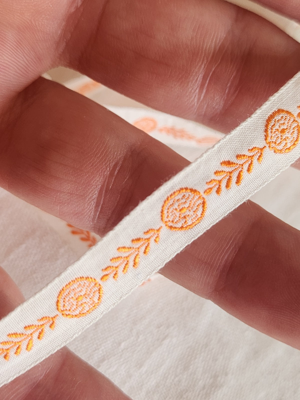 Galon ancien motif orange 2 m 50 sur 1 cm T8