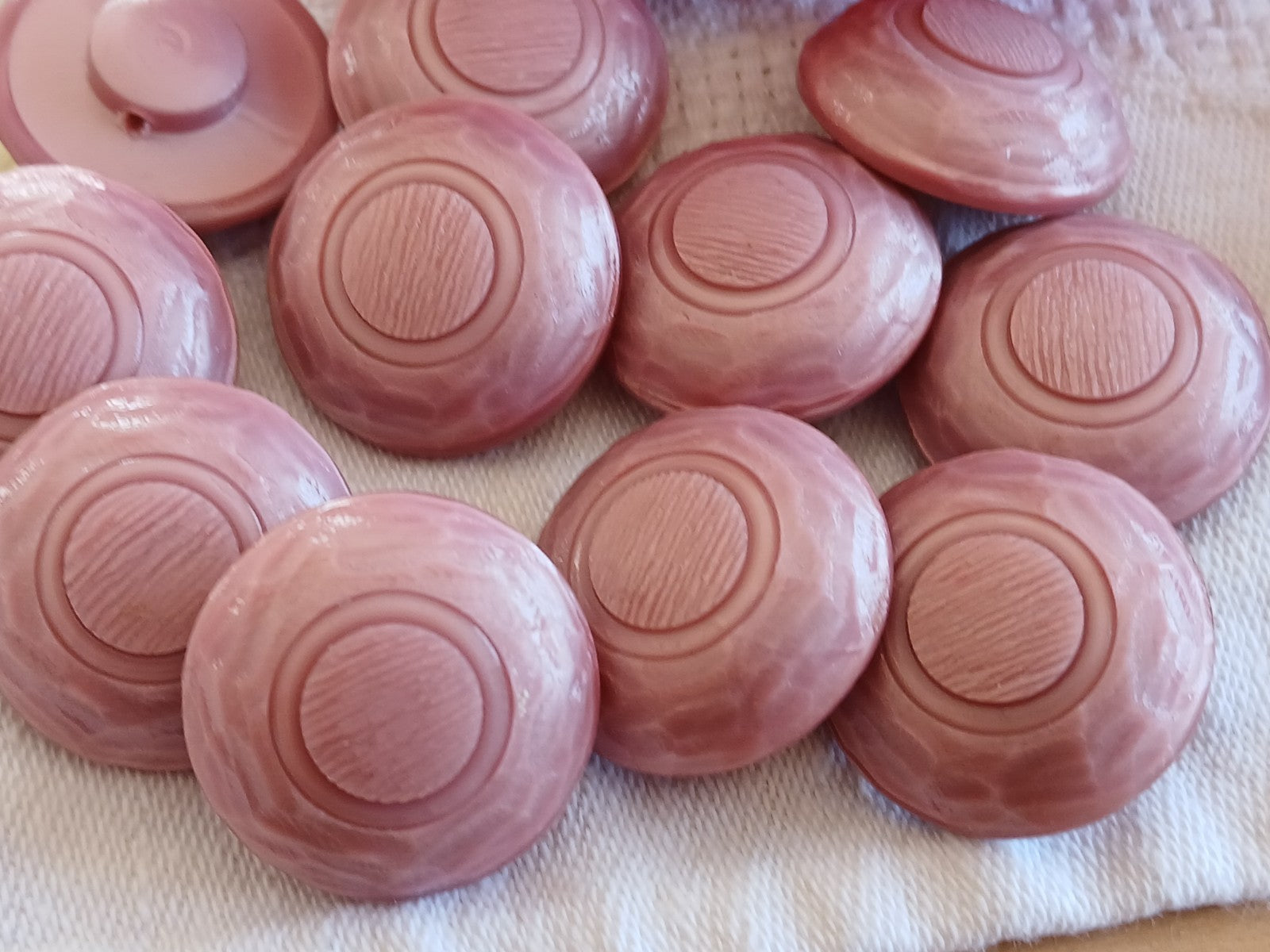 Lot 6 boutons vintage rose travaillé bombé pied 22 mm 2,2 cm ref 6463**