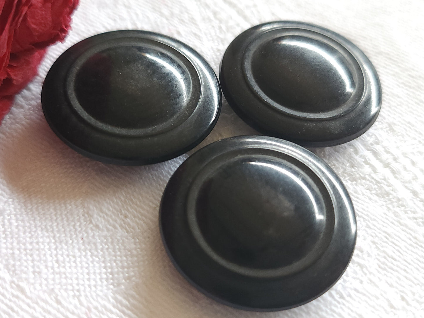 Trio  gros boutons anciens en corozo collection noir 2,7 cm pied G18L