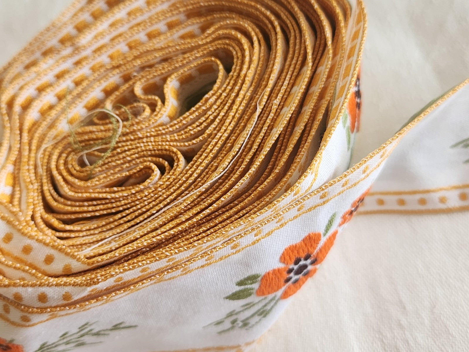 Large galon ancien vintage torchon drap orange marron  5 mètres sur 5 cm T8
