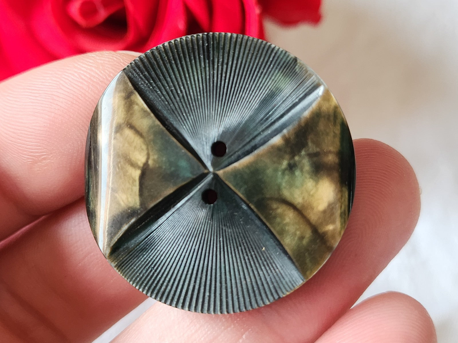 Trio boutons anciens/ vintage teinte estompée 2,5 à 3,4 cm ref 1259