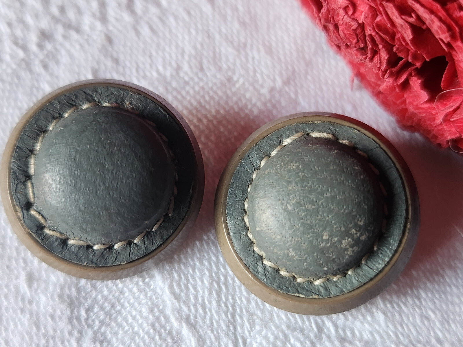 Duo boutons anciens coeur en cuir gris 2 cm  G8J