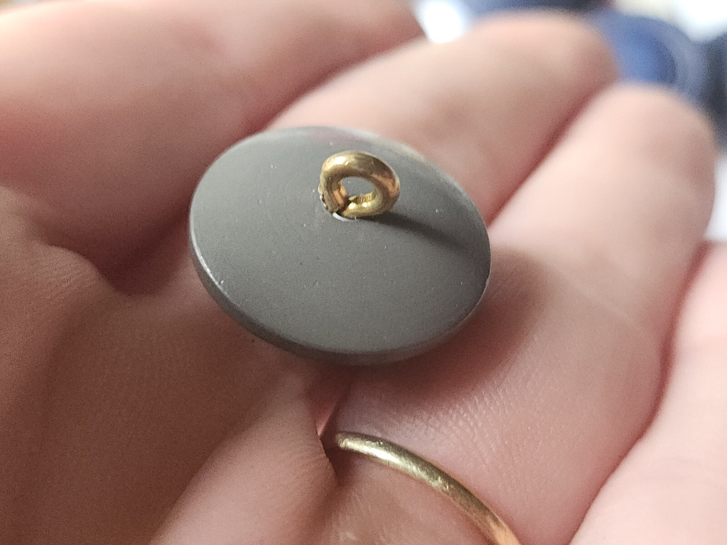 Ancien bouton bicolore gris travaillé pied laiton diamètre 1,9 cm ref 3833