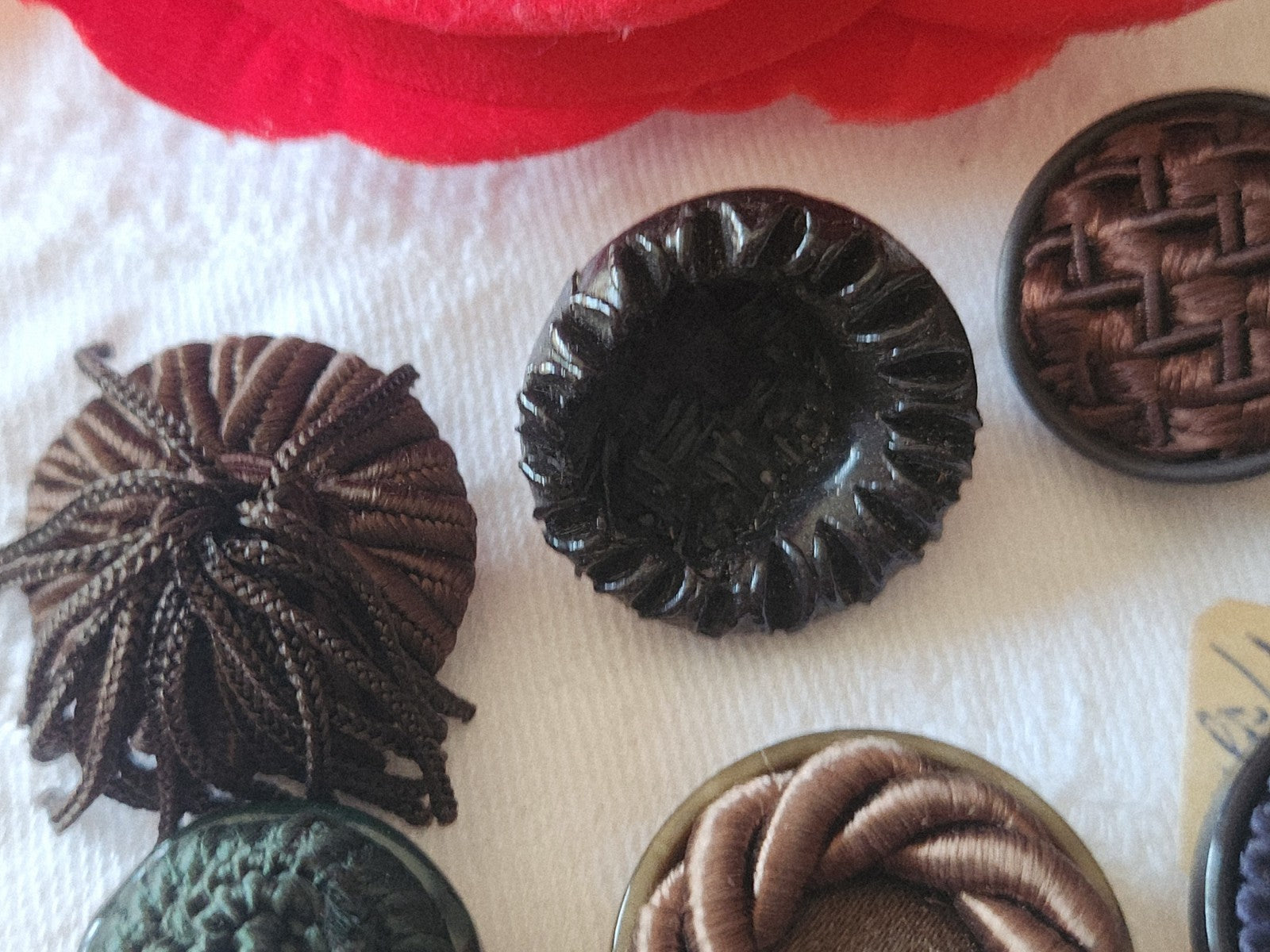 Lot 6 boutons anciens/vintage en passementerie 1,9  à 2,4 cm panaché  ref 6056