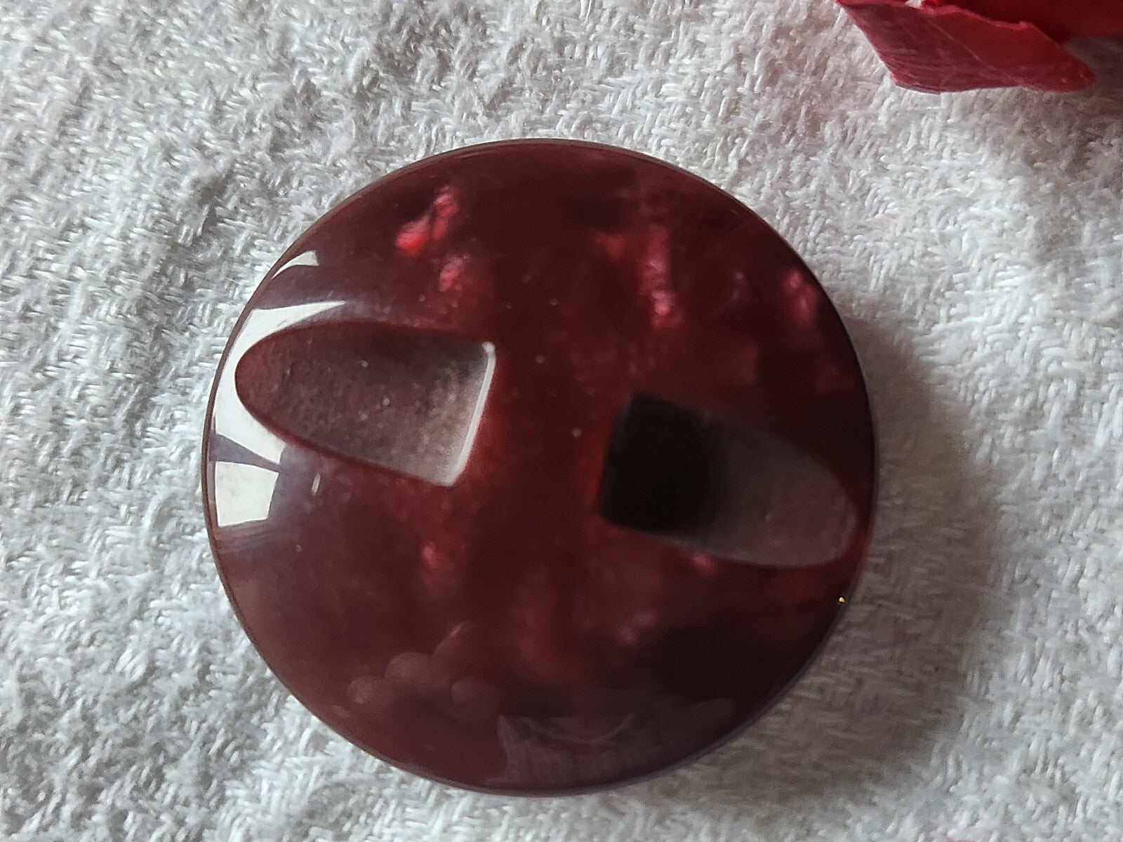 Gros bouton vintage inclusion doré pied prune 3,3 cm G15J