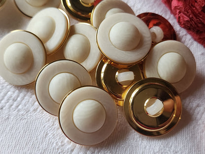 Lot 6 boutons vintage créme veiné mat à pied metal doré 2,2  cm ref 1055