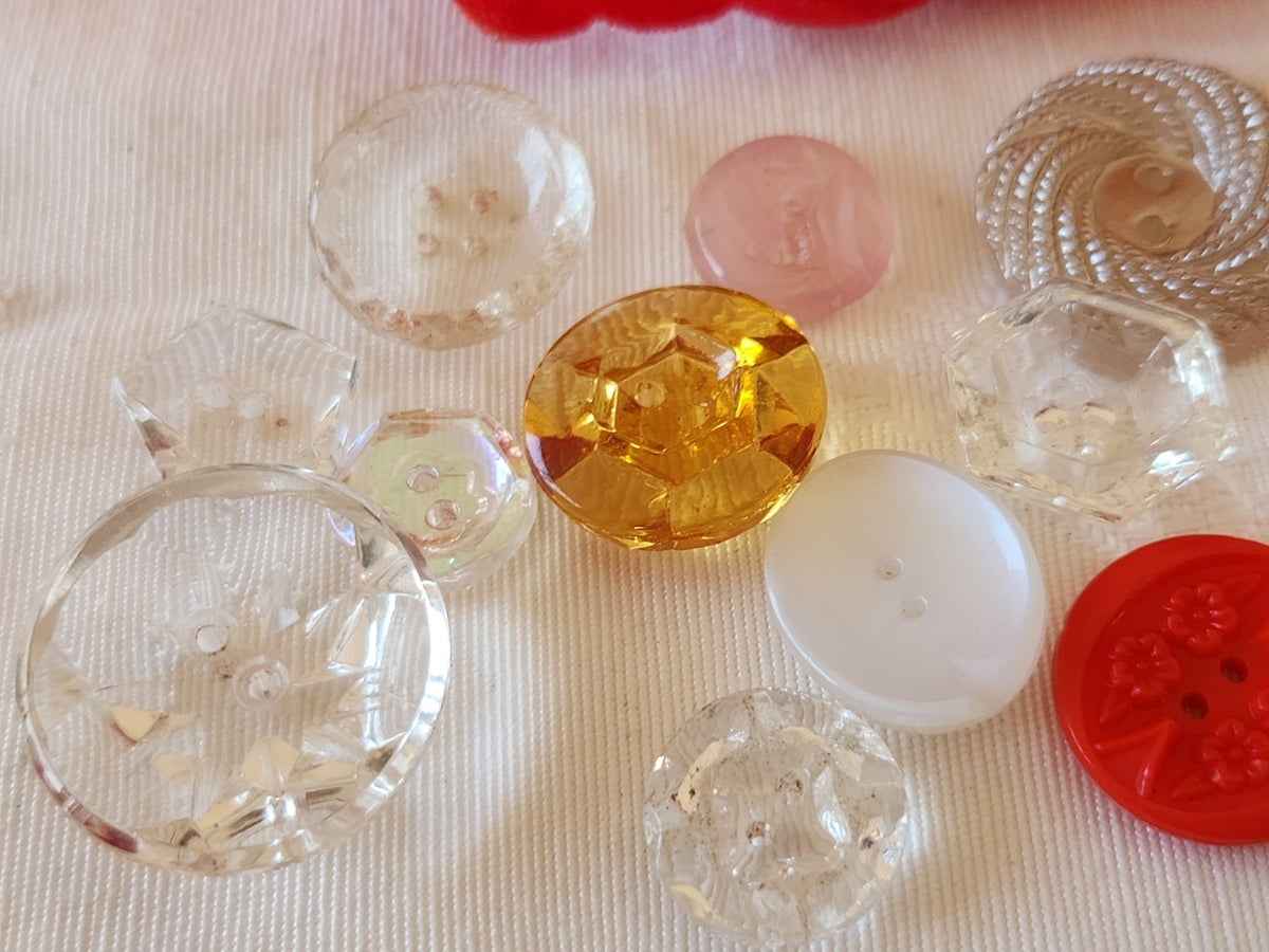 Lot 11 boutons anciens en verre à trous panaché 1,2 à 2,3 cm ref 6621