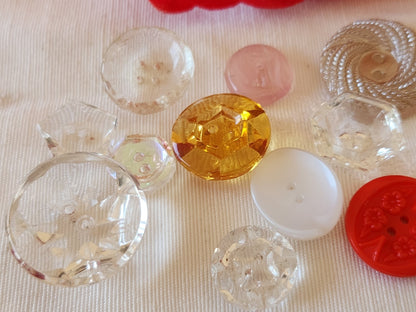 Lot 11 boutons anciens en verre à trous panaché 1,2 à 2,3 cm ref 6621