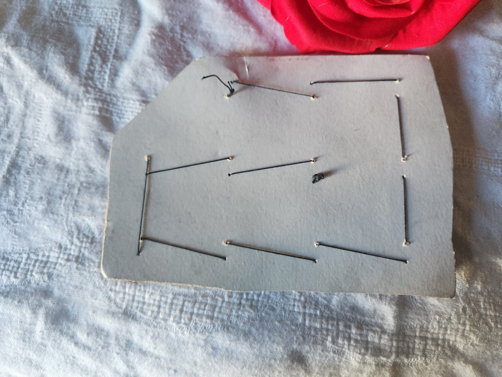 Plaque de 11  boutons anciens en cuir gris gros 2,8 cm à trous