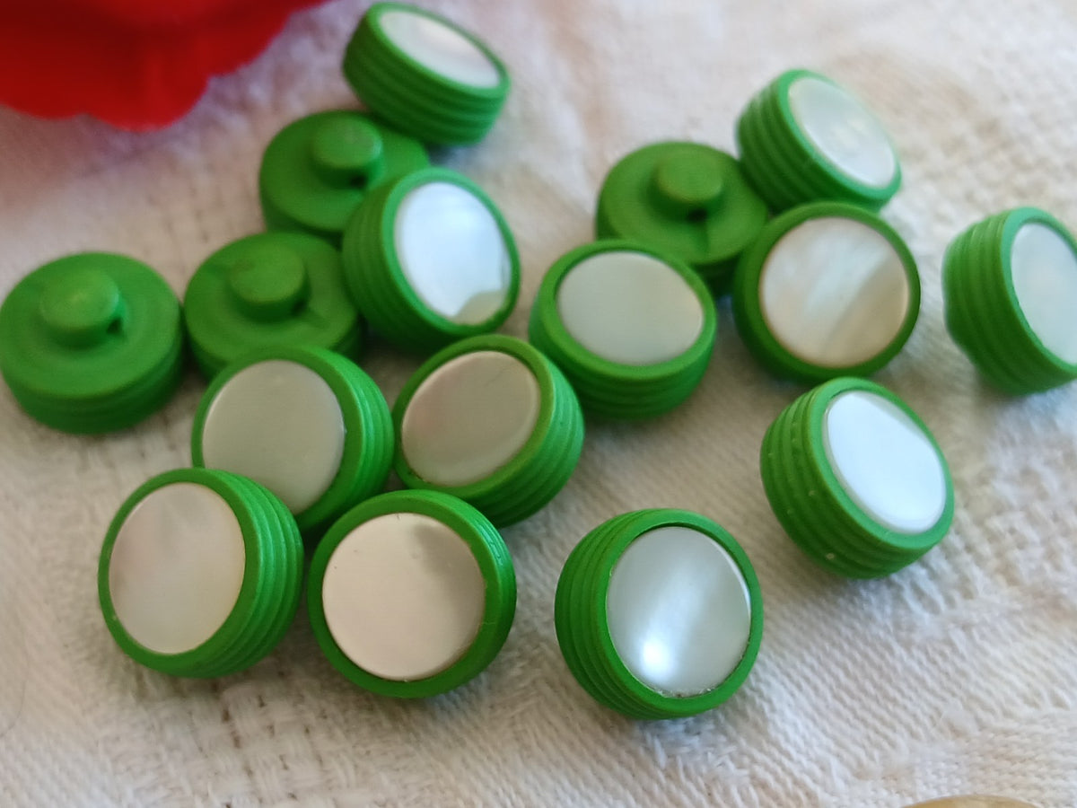 Lot 10 boutons anciens en nacre vert pied petits 1,2 cm  ref 6453