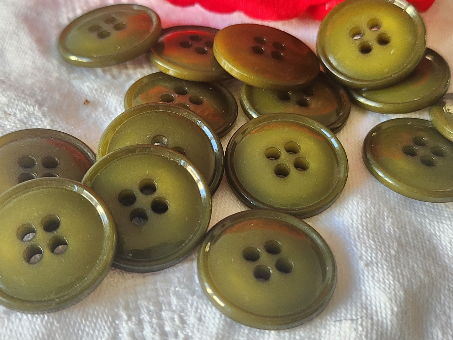 Lot 14  boutons vintage vert camaïeu trous 2,2 cm ref 6160