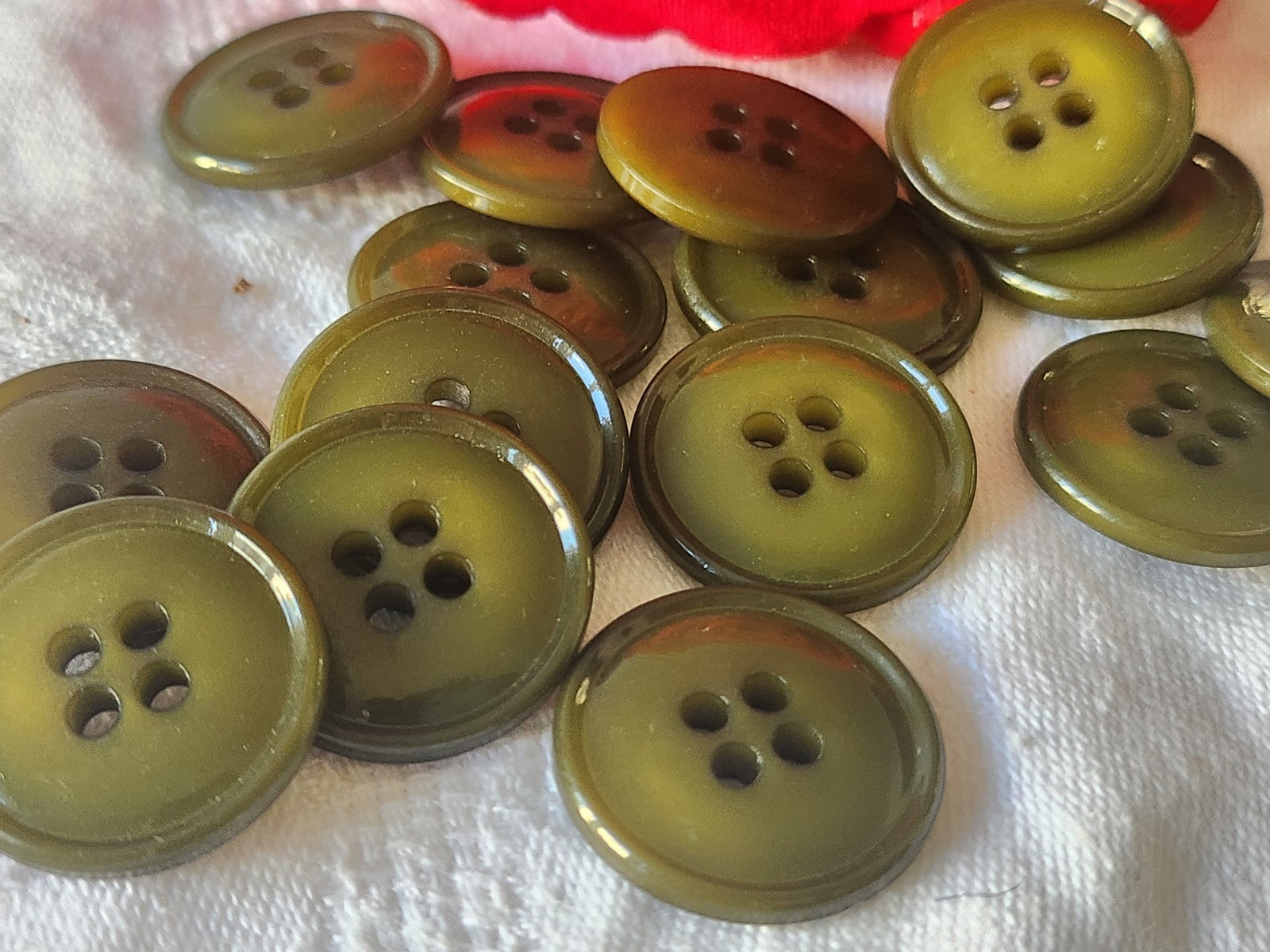 Lot 14  boutons vintage vert camaïeu trous 2,2 cm ref 6160
