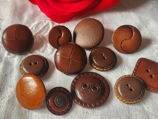 Lot 12 boutons en cuir panaché vintage marron 1,8 à 2,7 cm ref 5196