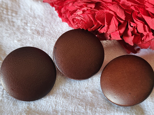 Trio boutons anciens en cuir marron gros pied métal 2,5 cm ref 5924