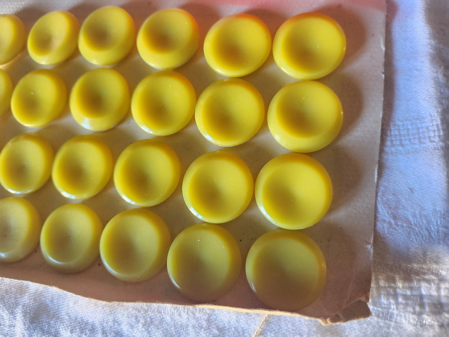 Plaque de 24 boutons vintage jaune à pied travaillé 2,2 cm
