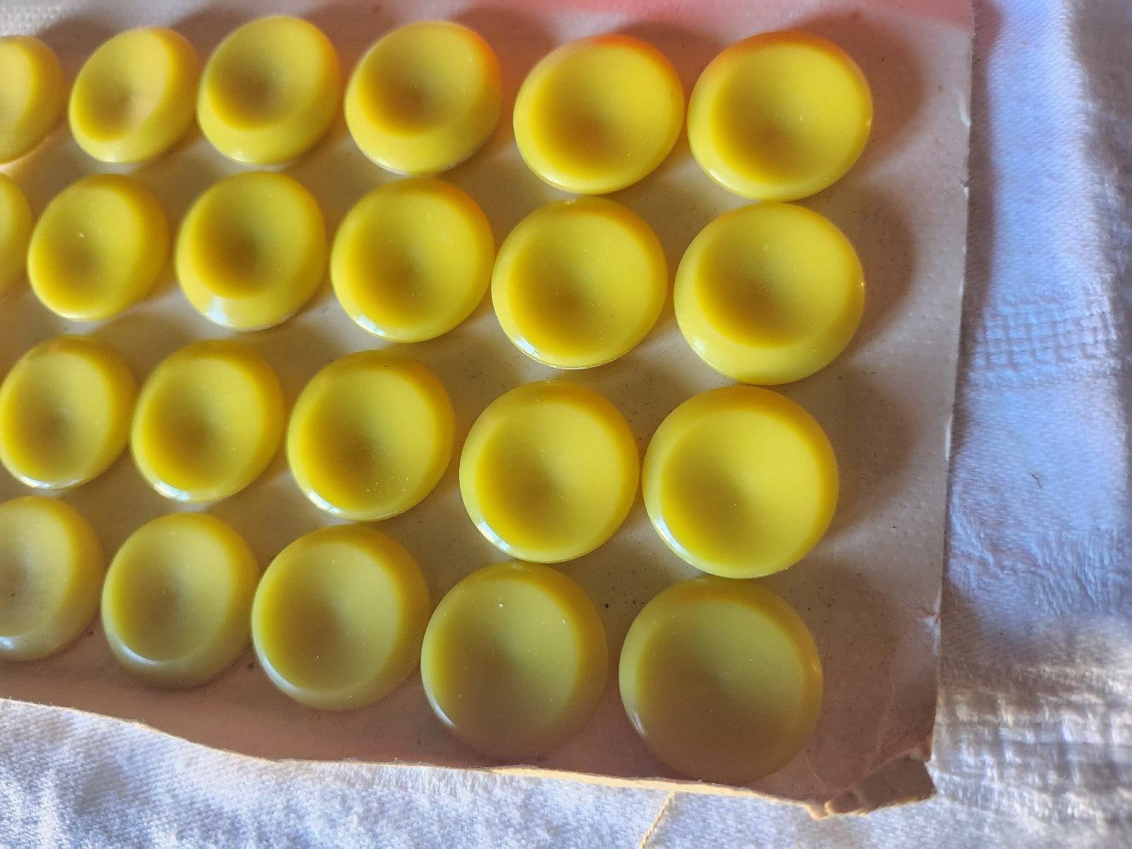 Plaque de 24 boutons vintage jaune à pied travaillé 2,2 cm