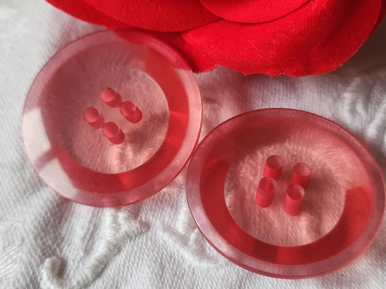 Duo gros boutons vintage rouge rosé transparent à trous 3,4 cm ref 5315