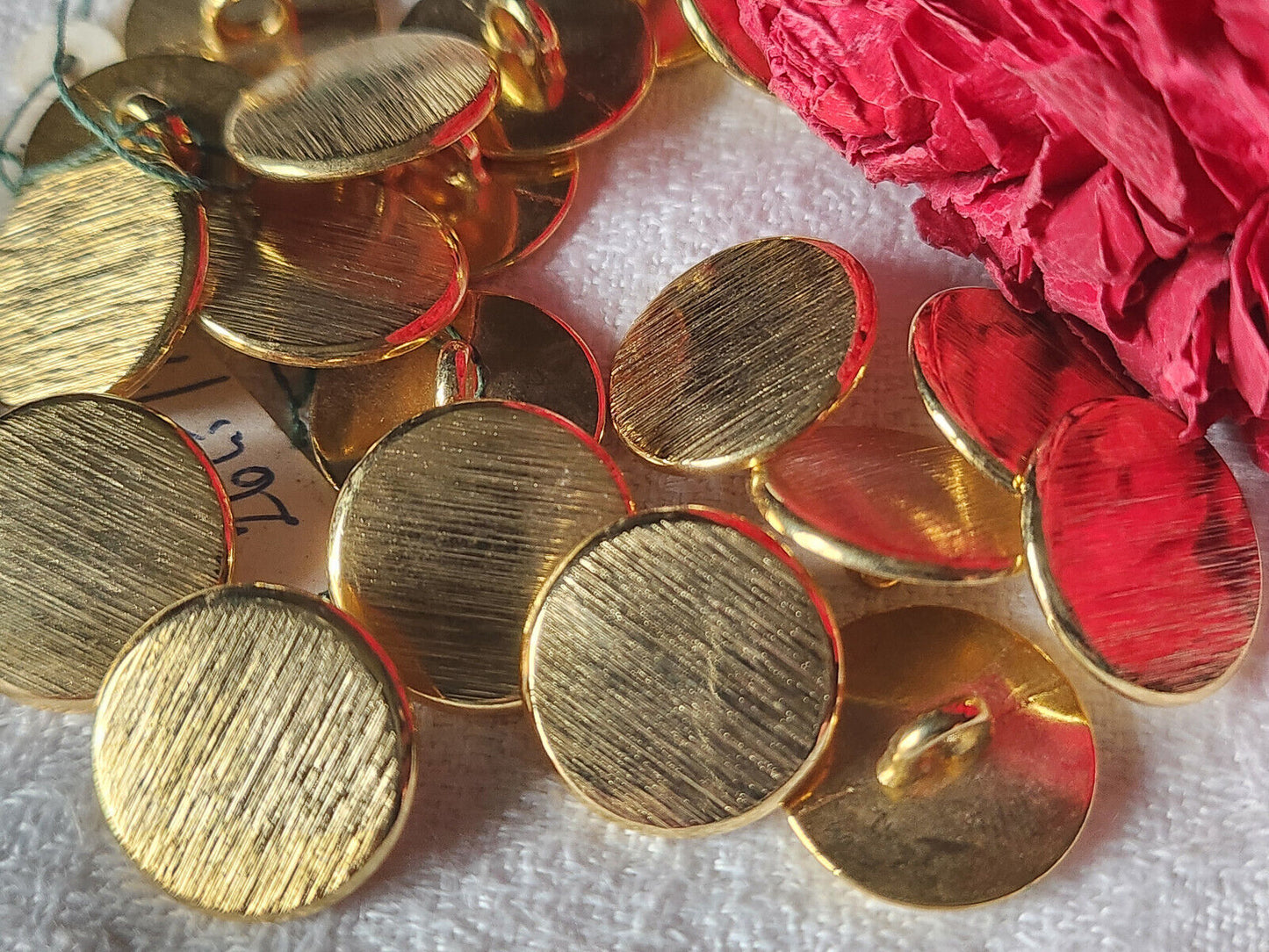 Lot 6  boutons vintage en métal doré strié 1,5/1,6 cm pied ref 2205
