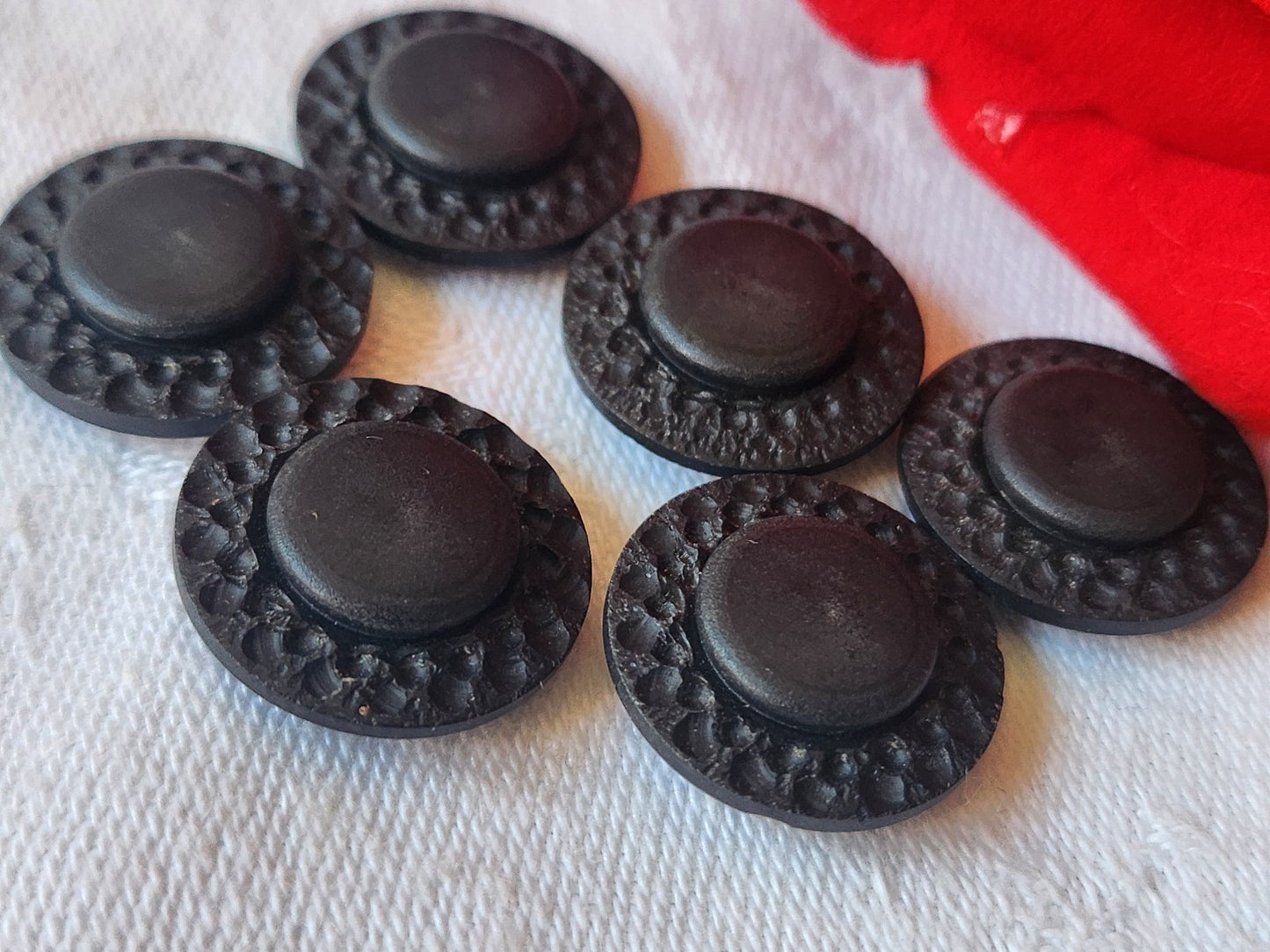 Lot 6 boutons vintage noir mat pied travaillé 1,8  cm ref 2534