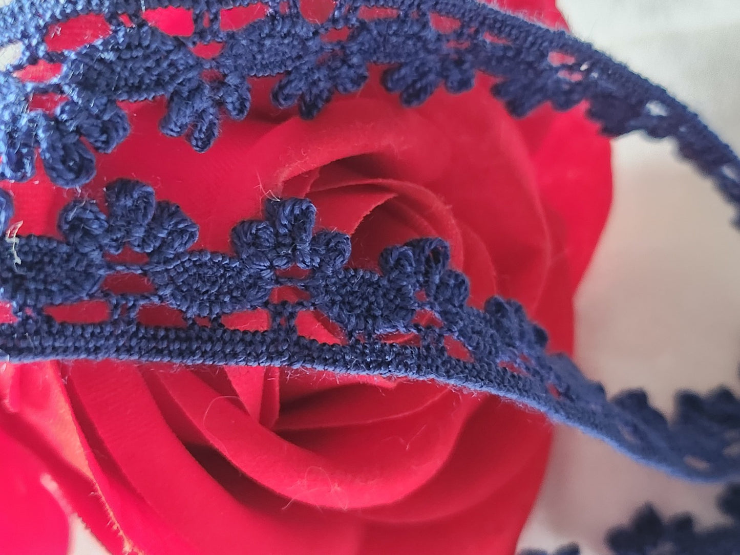 Dentelle vintage bleu foncé  coton 3 métres sur 1,3 cm A6