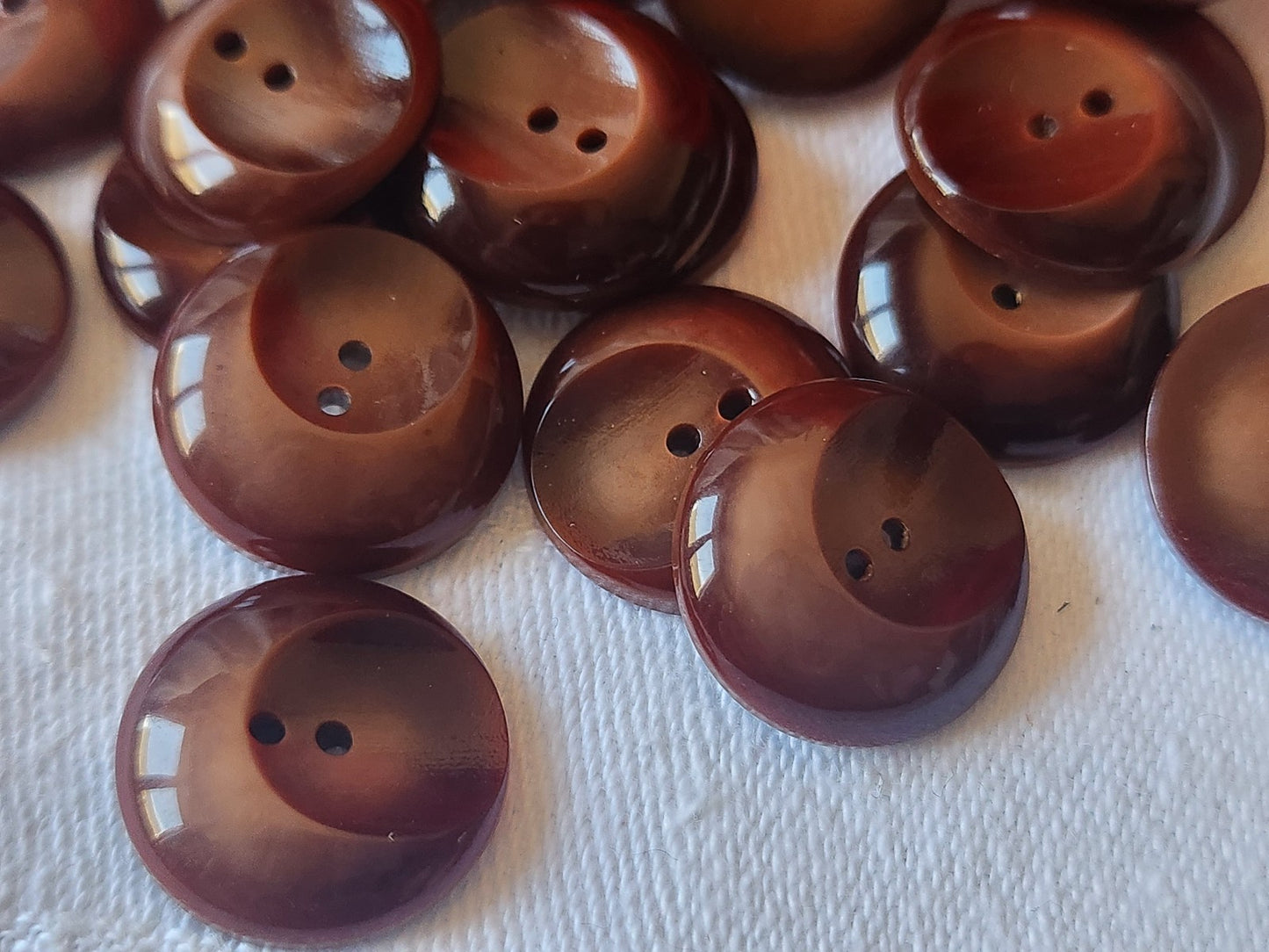 Lot 18  boutons vintage marron lumineux travaillé 1,8 cm trous ref 512