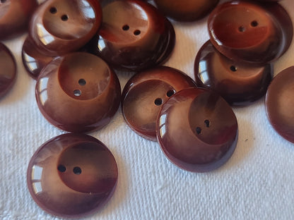 Lot 18  boutons vintage marron lumineux travaillé 1,8 cm trous ref 512
