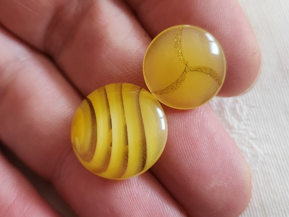 Lot 11 boutons vintage jaune   pied  2 séries 1,5 et 1,8 cm ref 6333