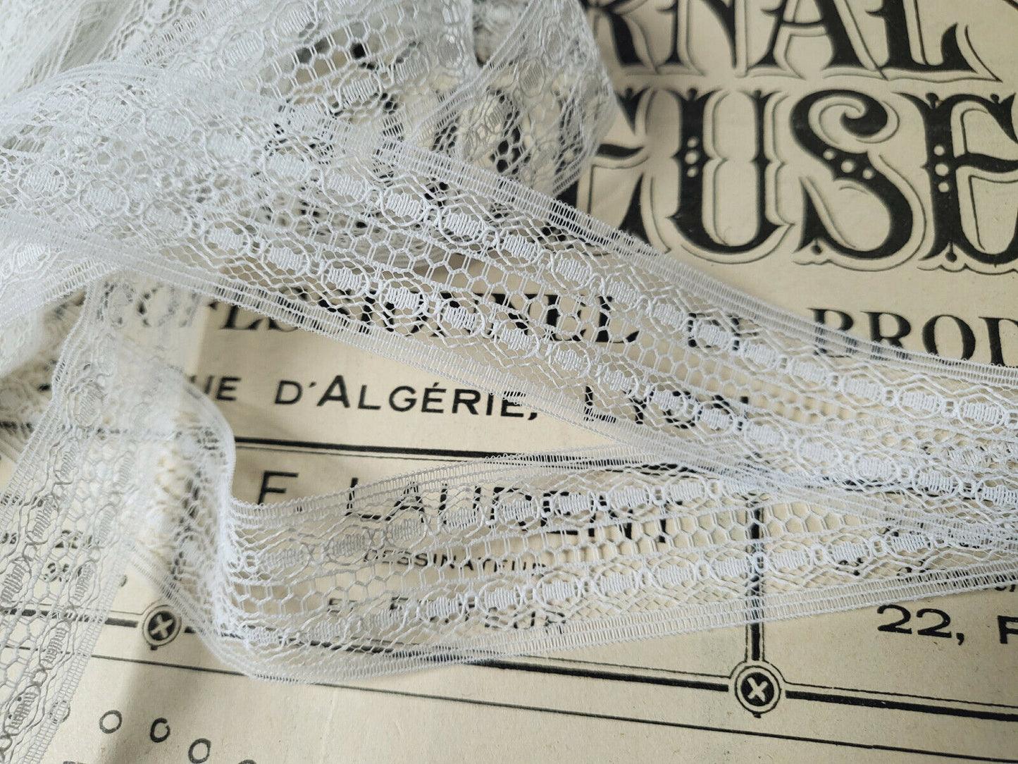 Dentelle ancienne vintage blanche nylon entre deux 7 mètres 40 sur 2,4 cm T4-8