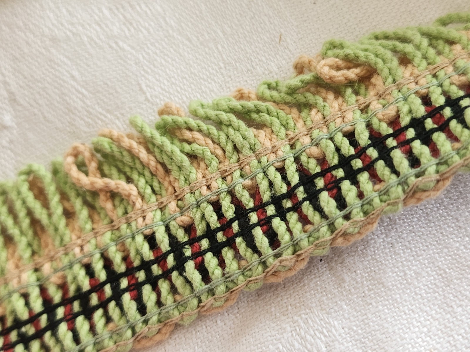 Galon vintage lourd franges vert rouge noir 13 m 50 sur 3,1 cm A5