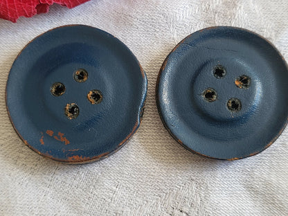 Duo gros boutons anciens en cuir bleu pourtour travaillé  3,1 cm D15T