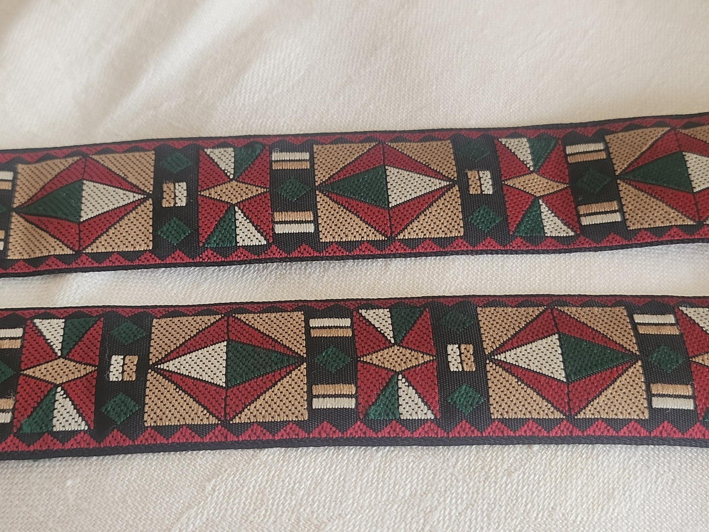 Large galon vintage motif géométrique vert marron rouge 3 mètres A5