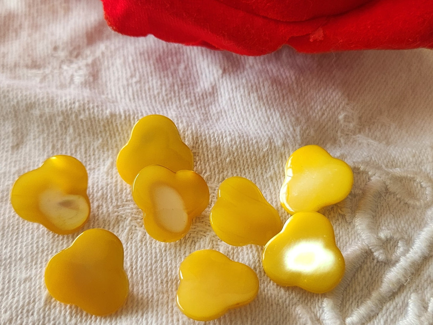 Lot 8 boutons anciens en nacre jaune  forme original 1,4 cm ref 6416