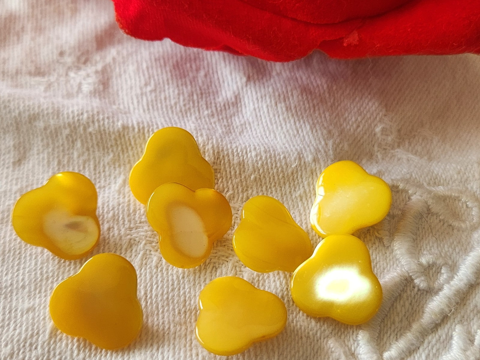Lot 8 boutons anciens en nacre jaune  forme original 1,4 cm ref 6416