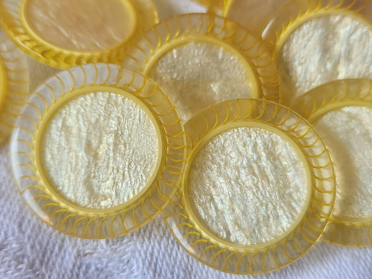 Lot 6 boutons vintage coeur jaune satiné nacré pied 2,2 cm ref 1444